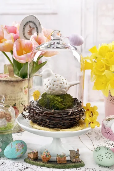 frühlingsdeko für tisch mit tortenplatte und glascloche