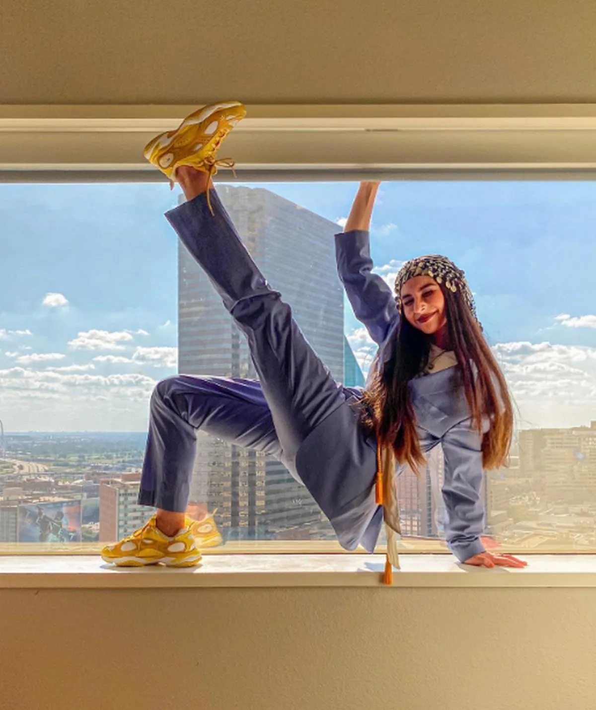 gelbe sneaker kombinieren so tragen wir das angesagte und auffällige schuhwerk im frühling 2025!