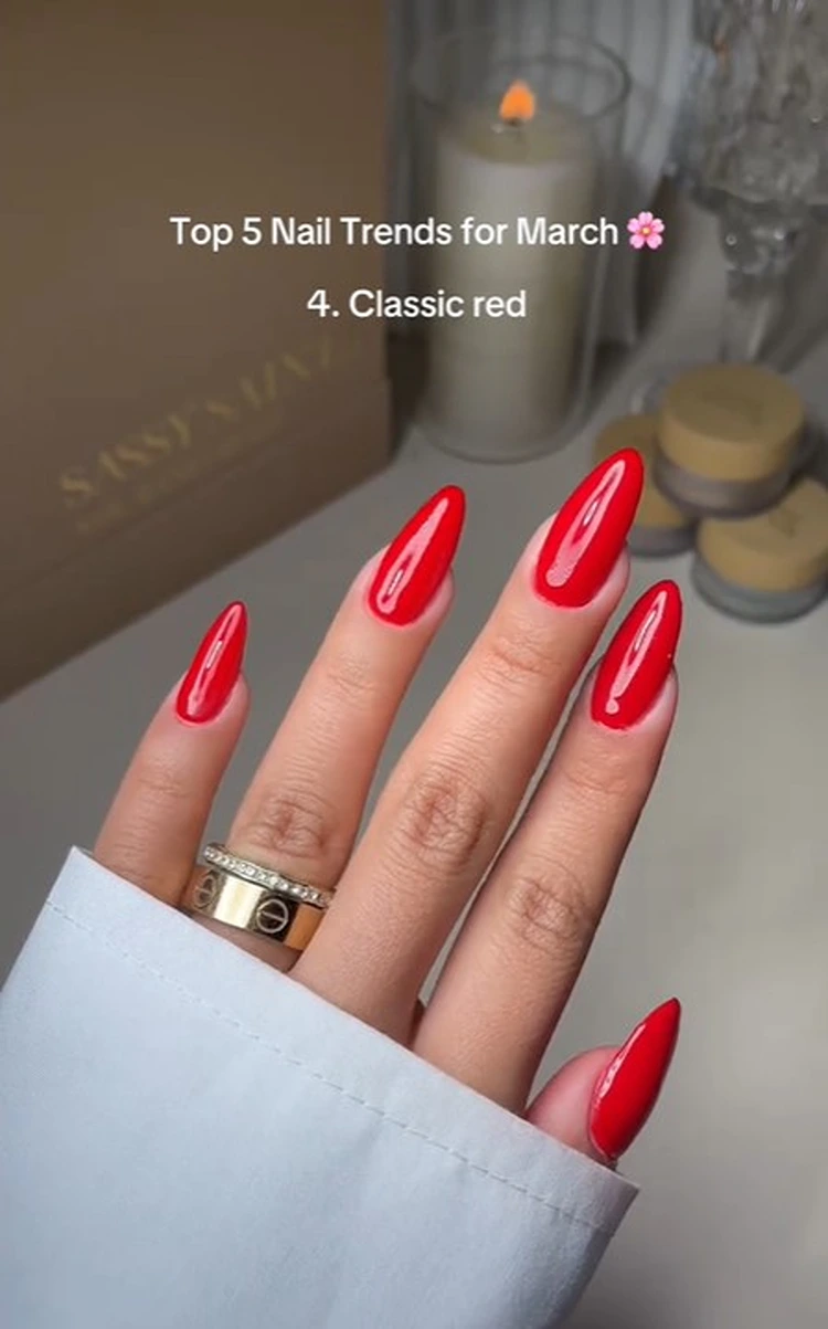 klaaisches rot nageltrend frühjahr 2025