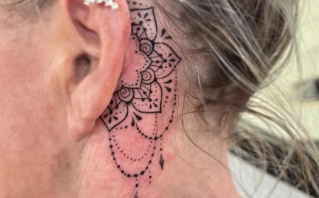 mandala tatoo hinter dem ohr einer älteren frau