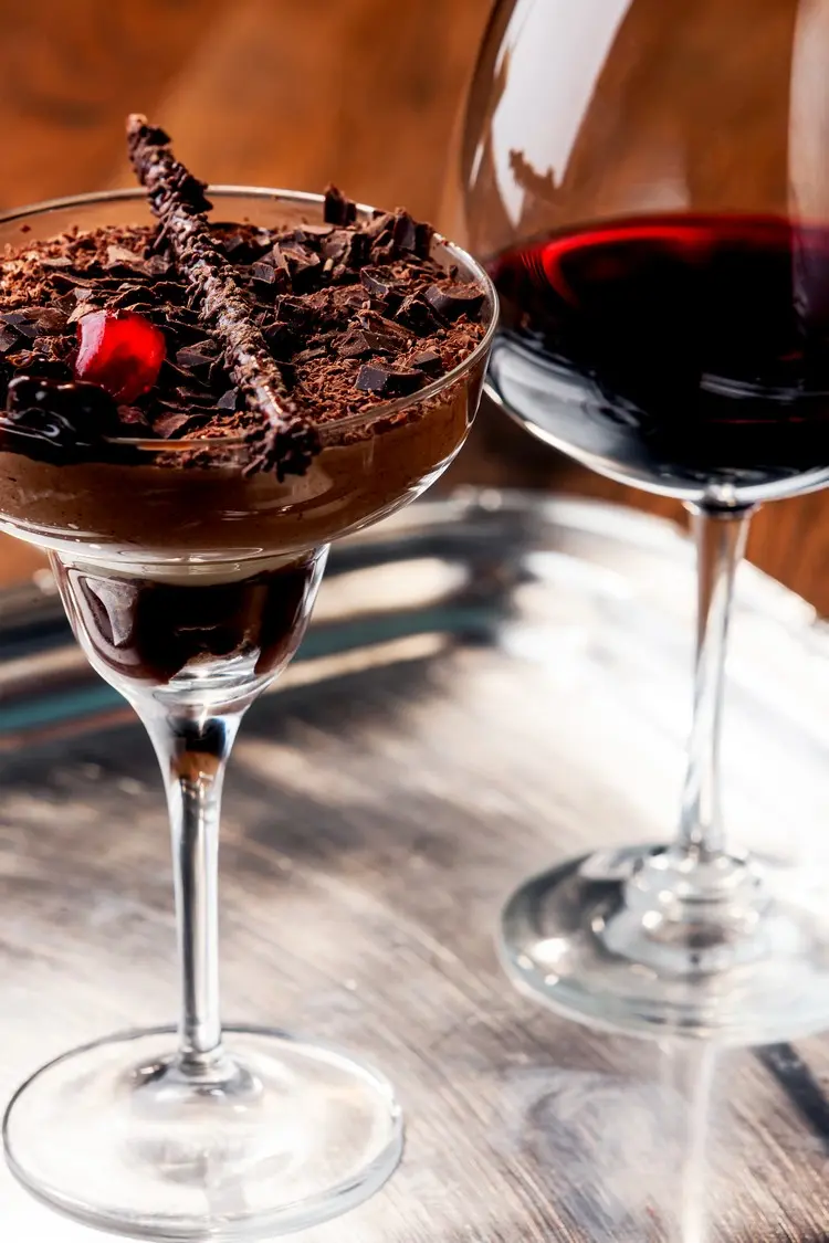 Schokoladige Mousse mit Schoko-Crumbles und Likör aus Kaffee als Nachtisch