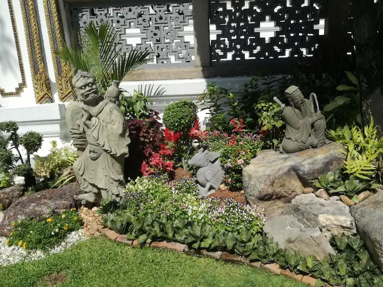 Steingarten im Schatten gestalten und bepflanzen