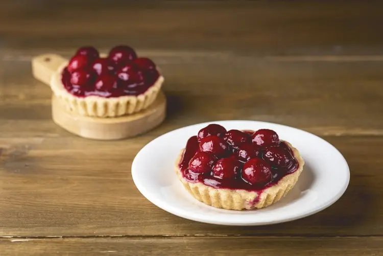 Tarte können Sie mit Kirschsoße in einer Mini-Variante zubereiten