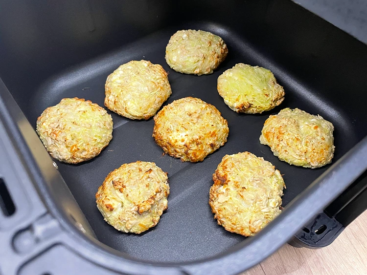 zucchinipuffer mit haferflocken und feta im airfryer