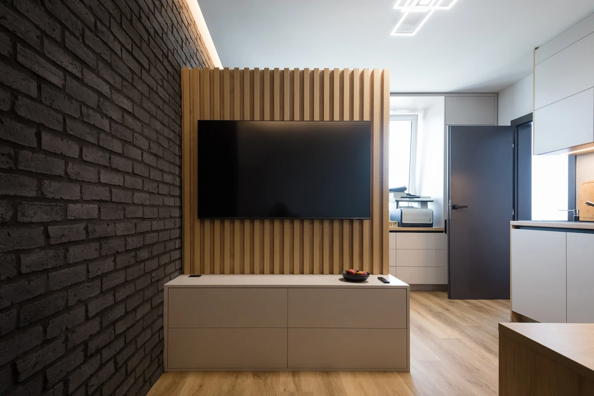 akustikpaneele holz hinter fernseher auf trennwand