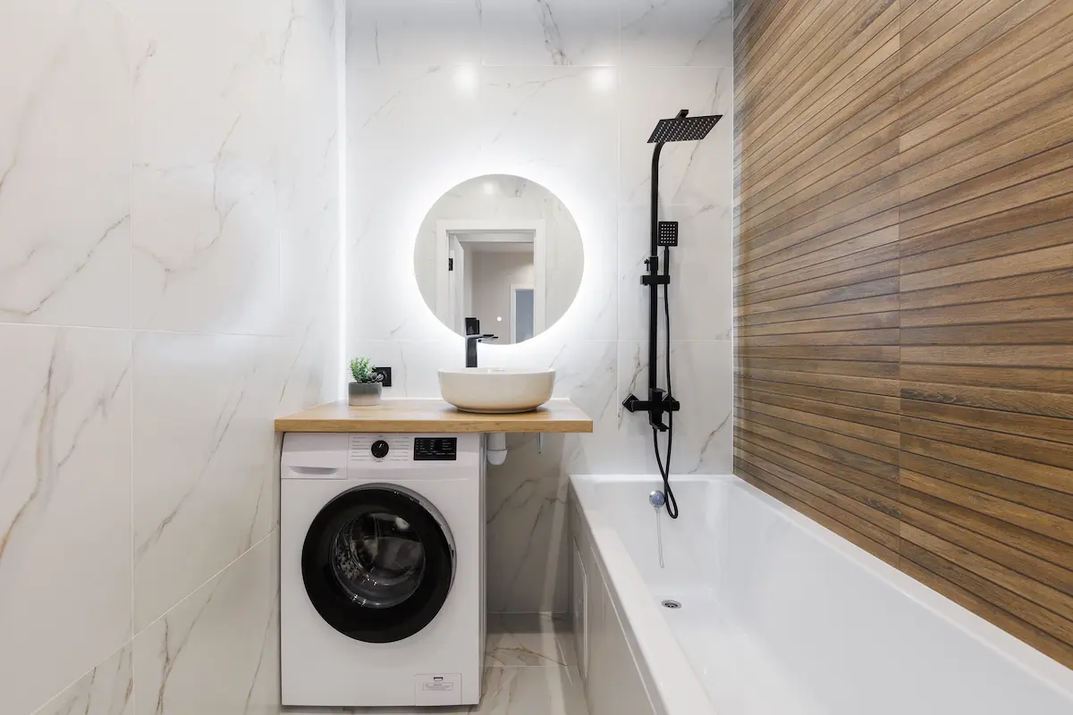 aufsatzbecken auf holzplatte für einen luftigen look im schlauchbad