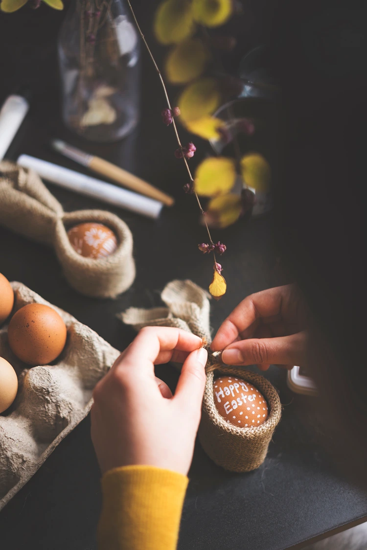 aus jute, kordel und einem bemalten ei ein natürlich schöner osterhase
