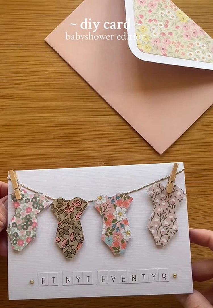 babyparty karte mit bunten bodys