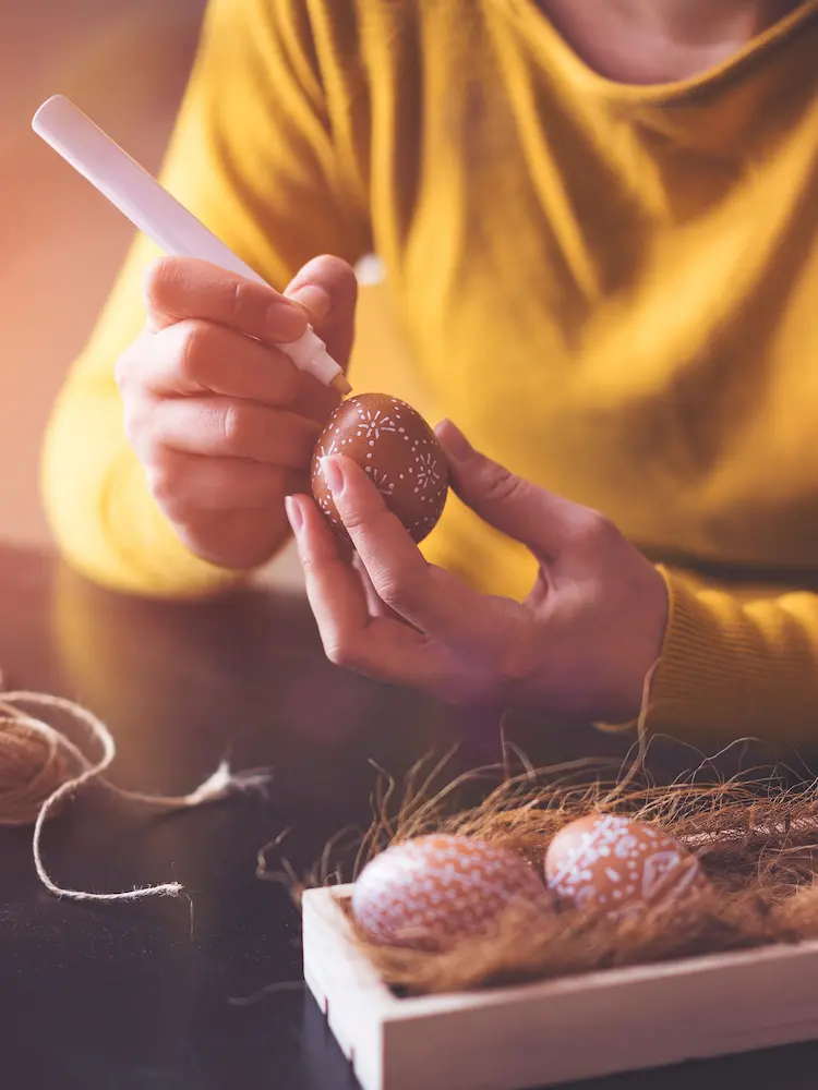 braune eier mit kreidemarker bemalen