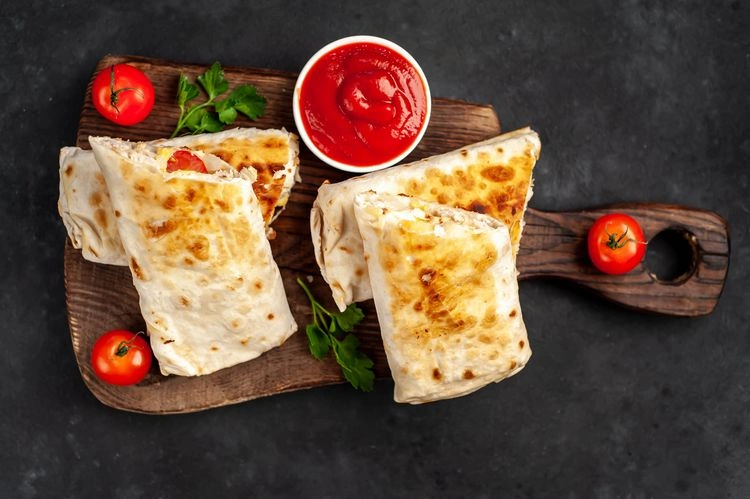 burrito zum brunch oder frühstück mit familie und freunden