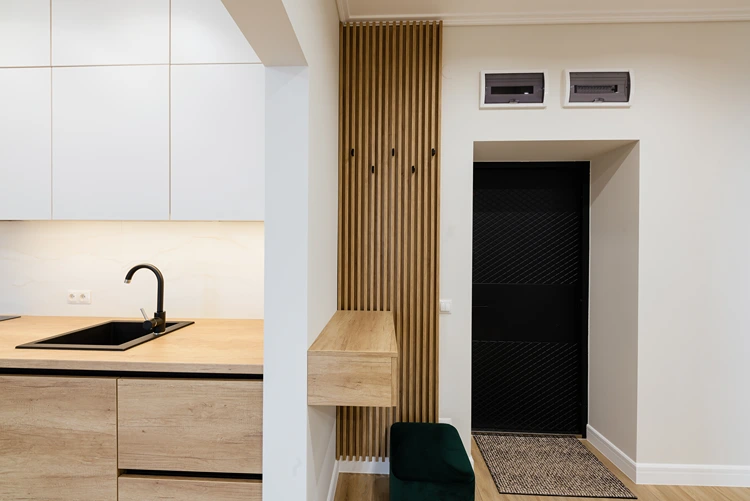 eingangsbereich mit holzpaneelen und sitzhocker in samt