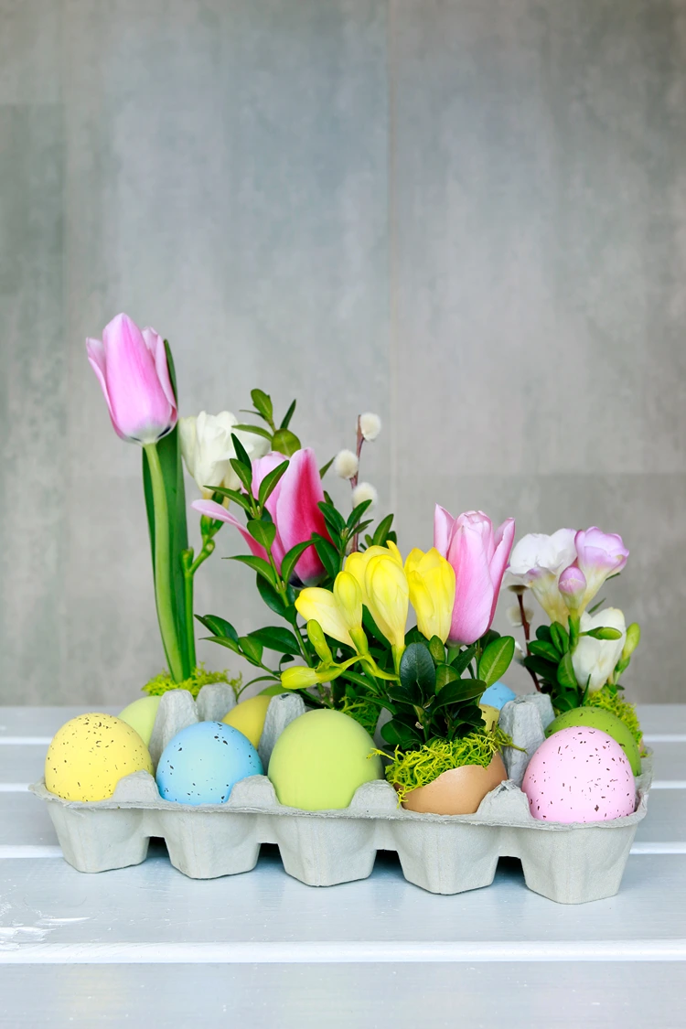 farbenfroher frühlingsgruß im eierkarton