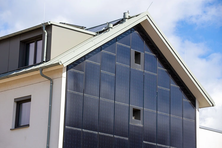fassadenintegrierte solartechnik am einfamilienhaus