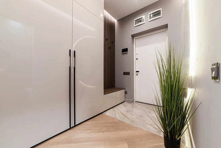 flur mit hochglanzschrank und indirekte beleuchtung