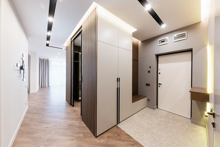 flurgestaltung mit integrierter garderobe, sitznische und led beleuchtung