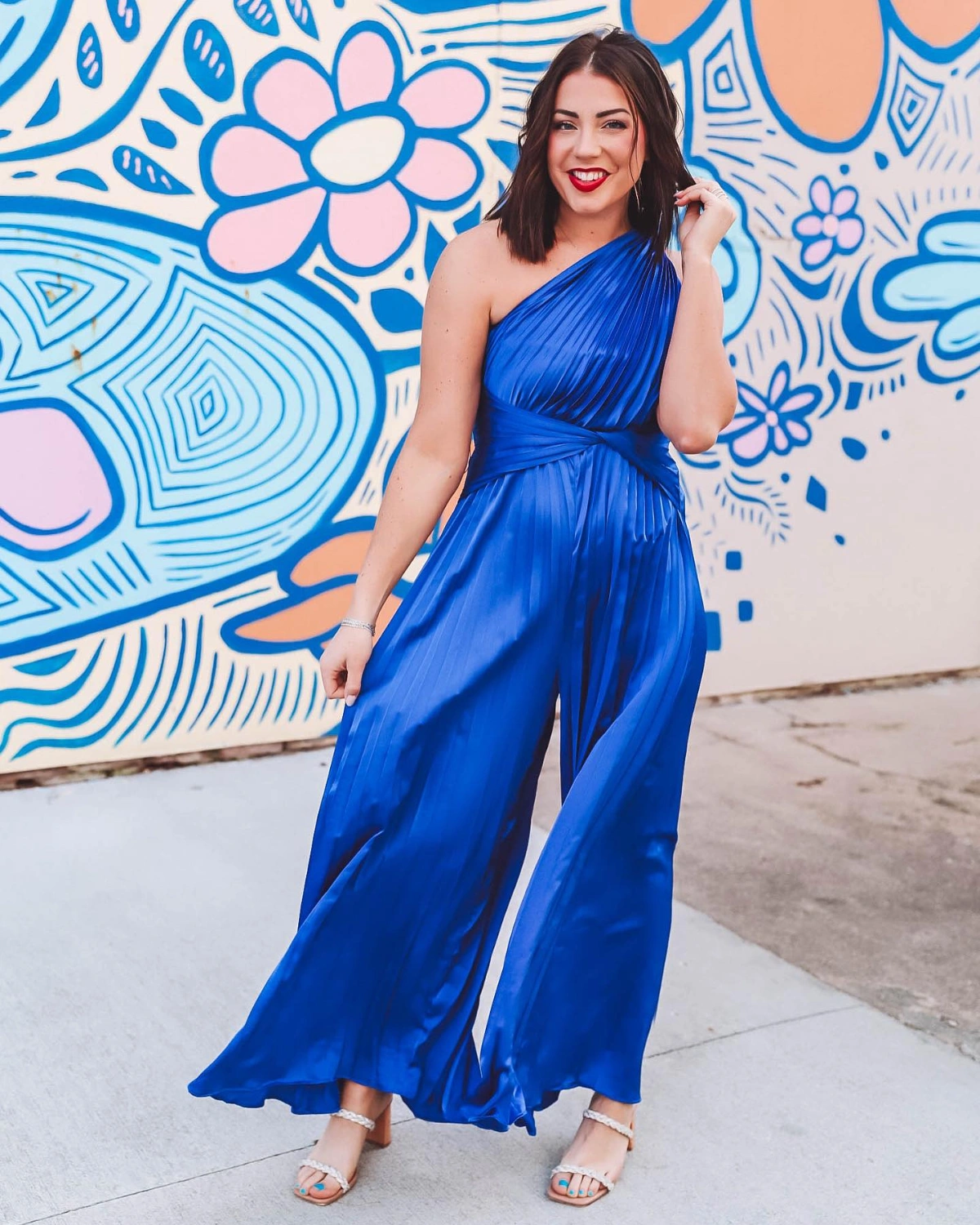 frau mit blauem formellen jumpsuit zum kaschieren des bauches 1