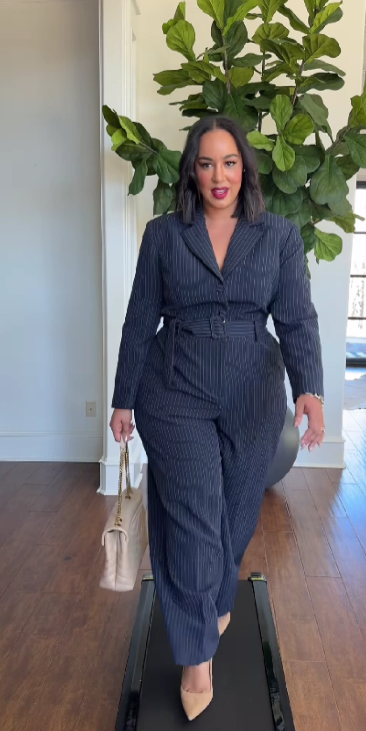 frau mit stilvollem dunkelblauen plus größe formale jumpsuit