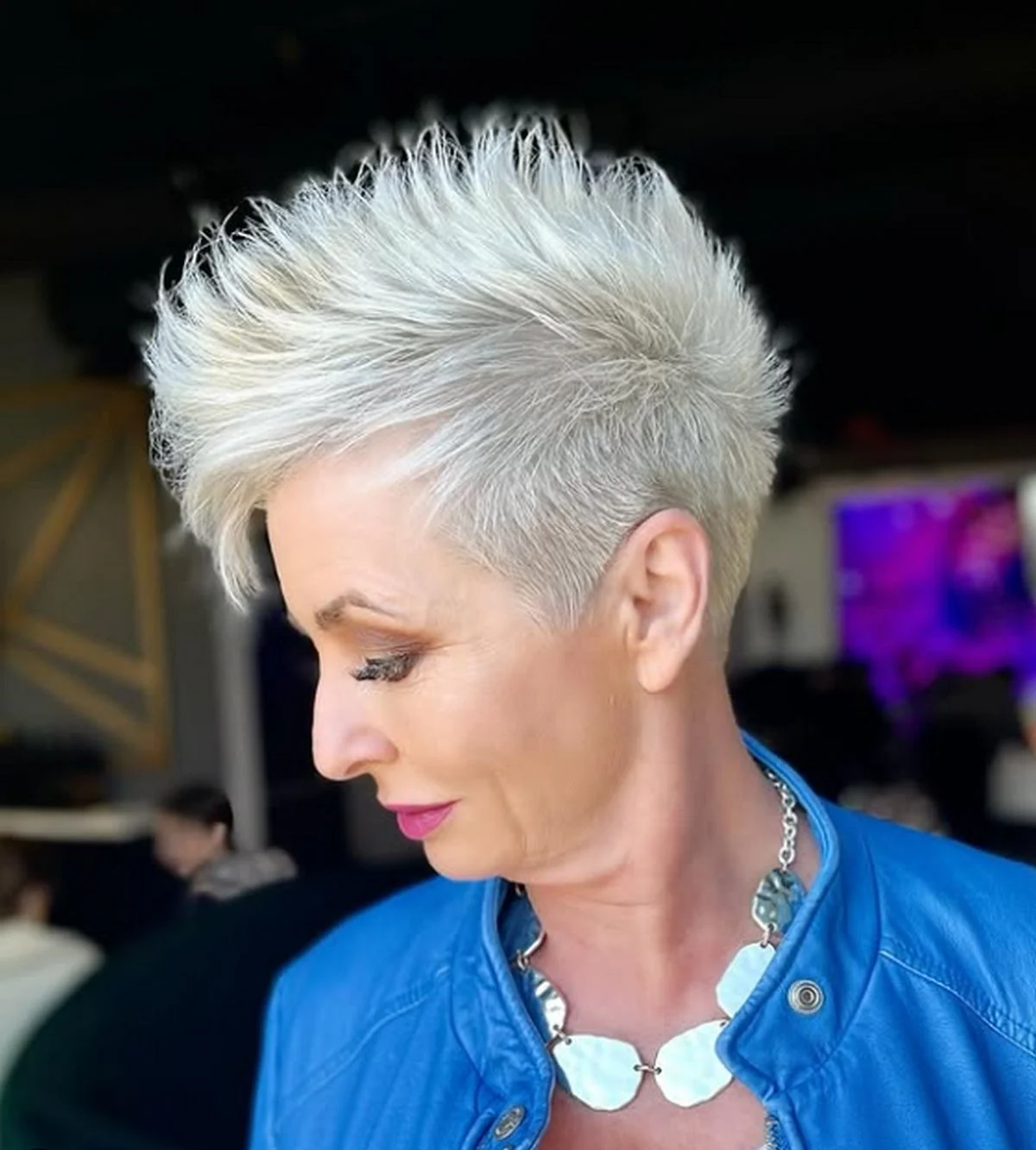 frecher volumenschnitt für ältere frauen mit feinem haar