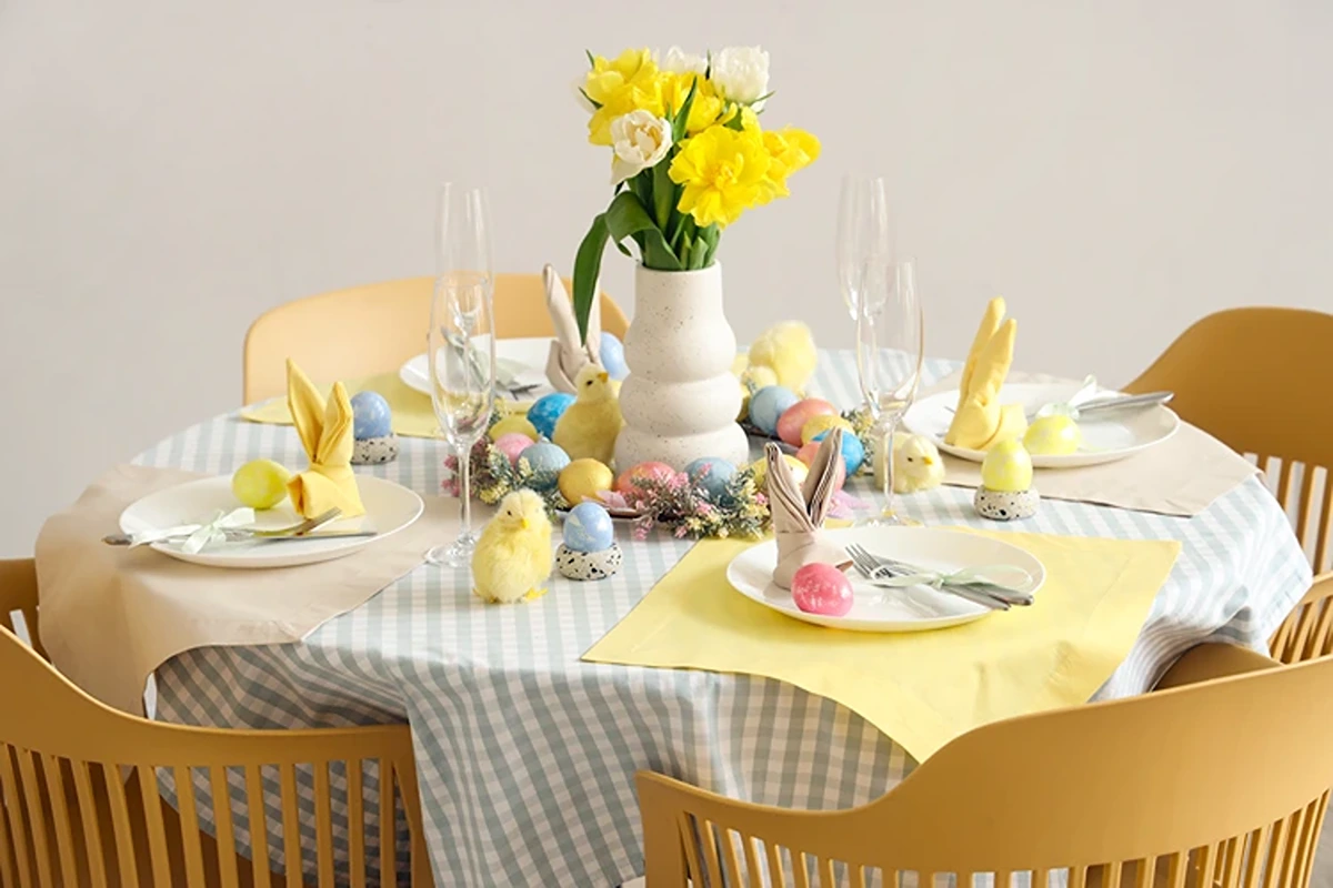 fröhlich gedeckter ostertisch mit karos und küken