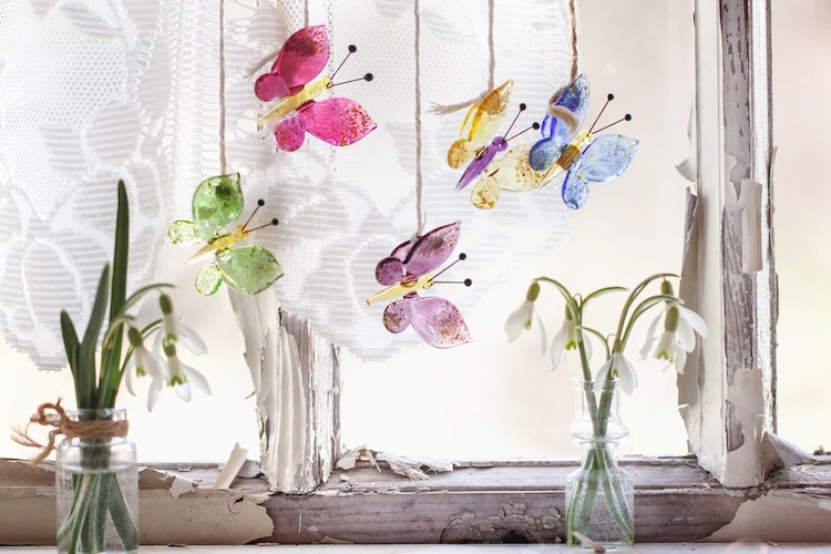 frühlingshafte fensterdeko mit schmetterlingen