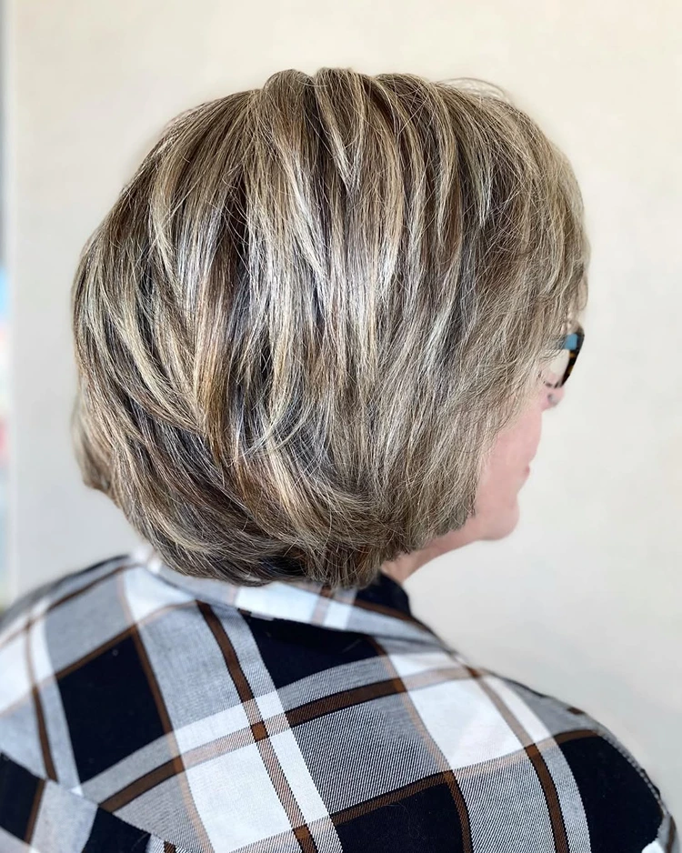 gestufter bob mit strähnen für ältere damen