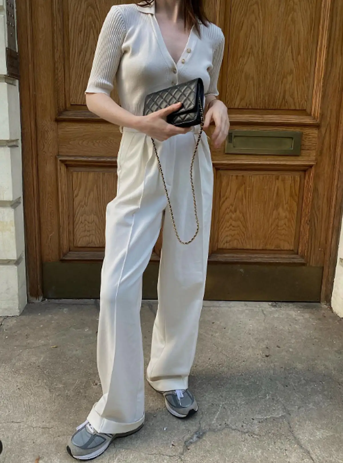 graue sneaker kombinieren styling tipps und outfits