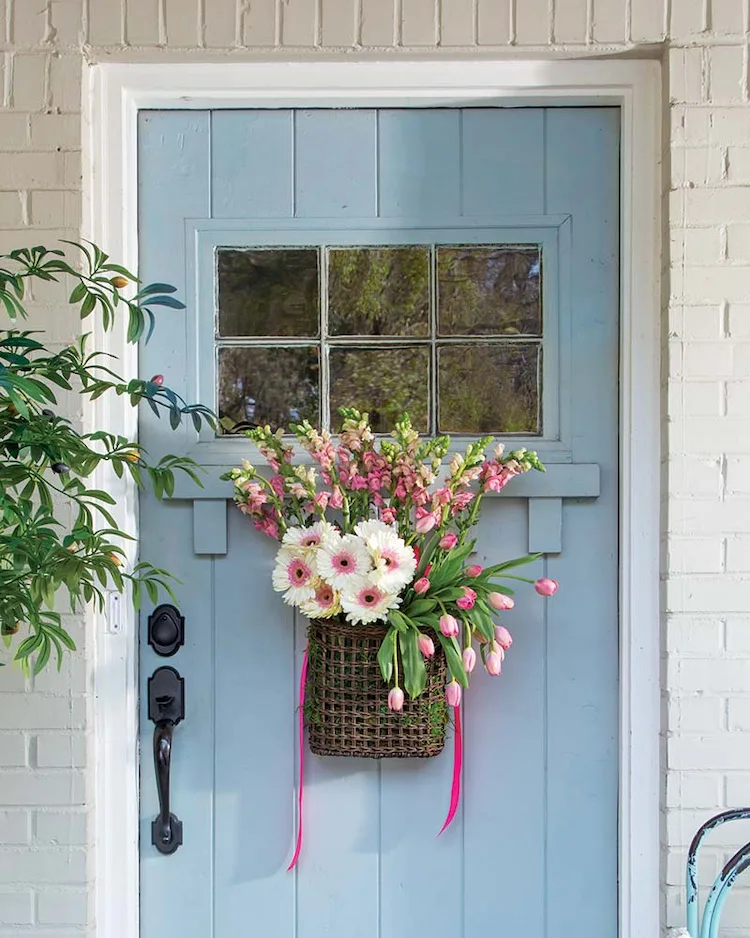 hängende blumenkörbe für den hauseingang im frühling