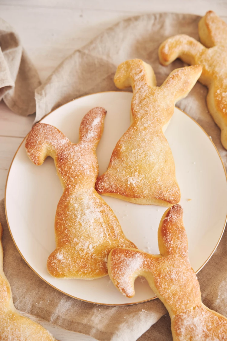 köstliche osterhasenkekse auf einem weißen tisch von oben betrachtet