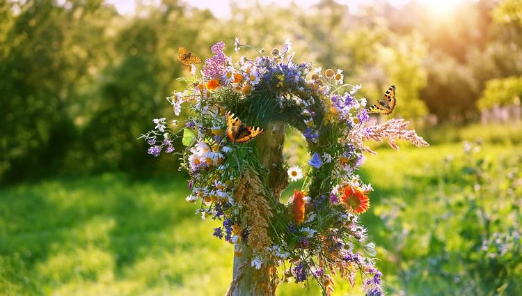 kranz mit frühlingsblumen