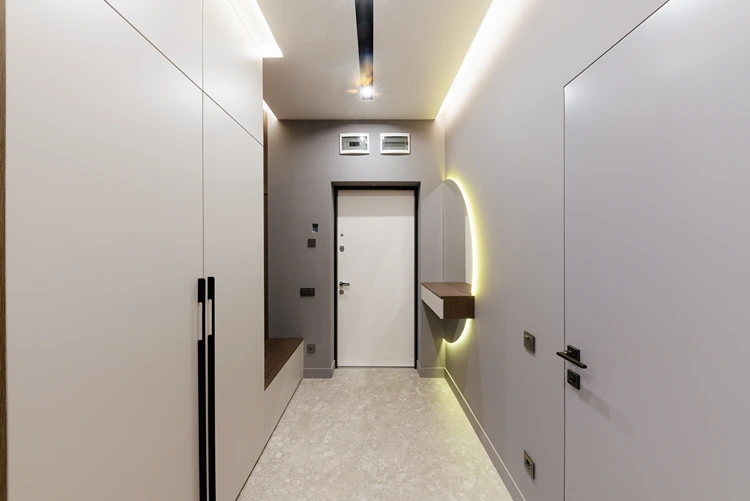 langer schmaler flur mit indirekter beleuchtung und stauraum