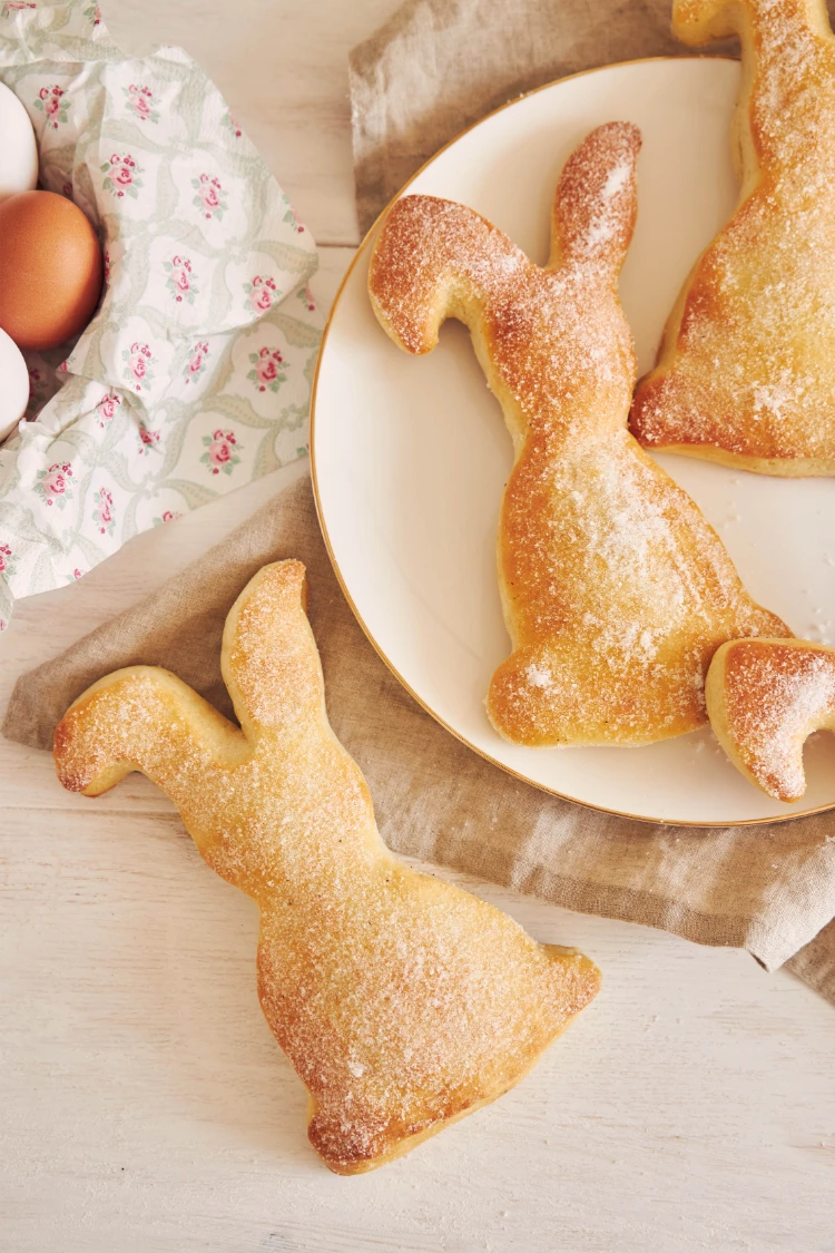 leckere hausgemachte quarkhasen auf einem teller neben den eiern