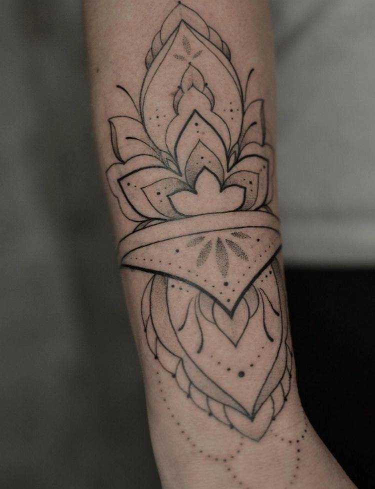 lotus mandala tätowierung am handgelenk