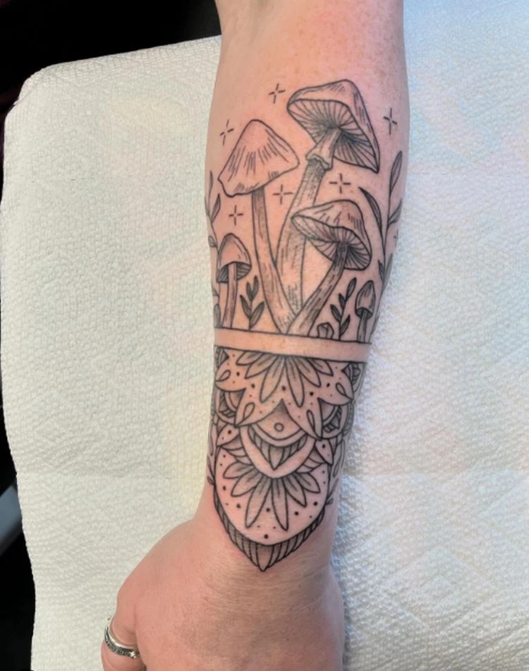 lotusblume mit pilzen als motiv für eine tätowierung