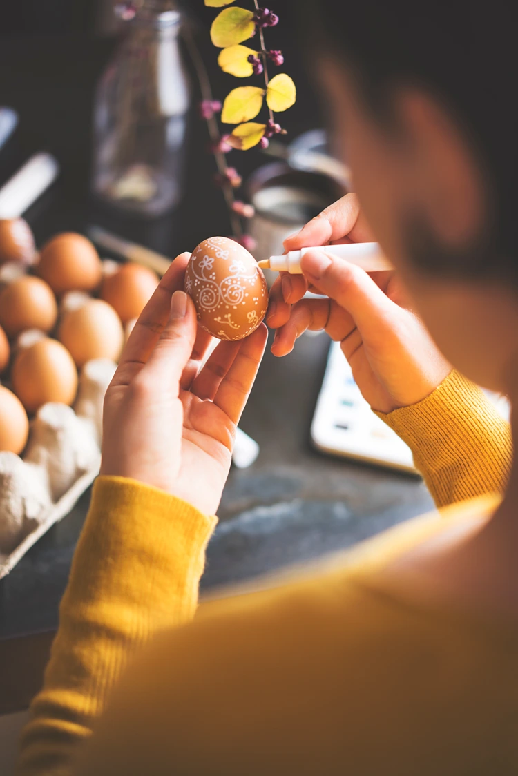 mandala muster auf ei mit acrylmarker