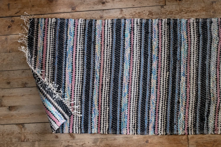 mehrfarbiger teppich mit geschwungenem rand