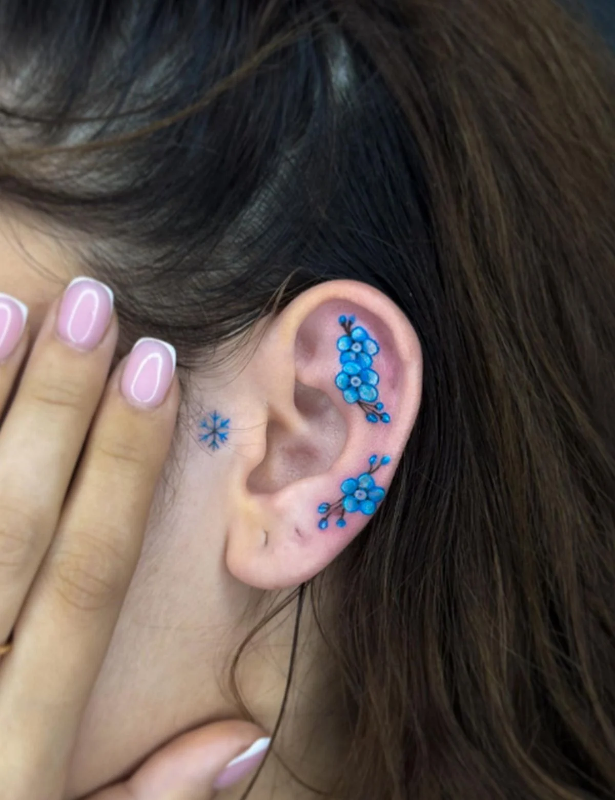 mini tattoo auf der ohrmuschel coole ideen