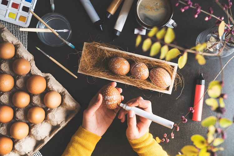 mit einem weißen marker entstehen aus einfachen eiern feine grafische kunstwerke