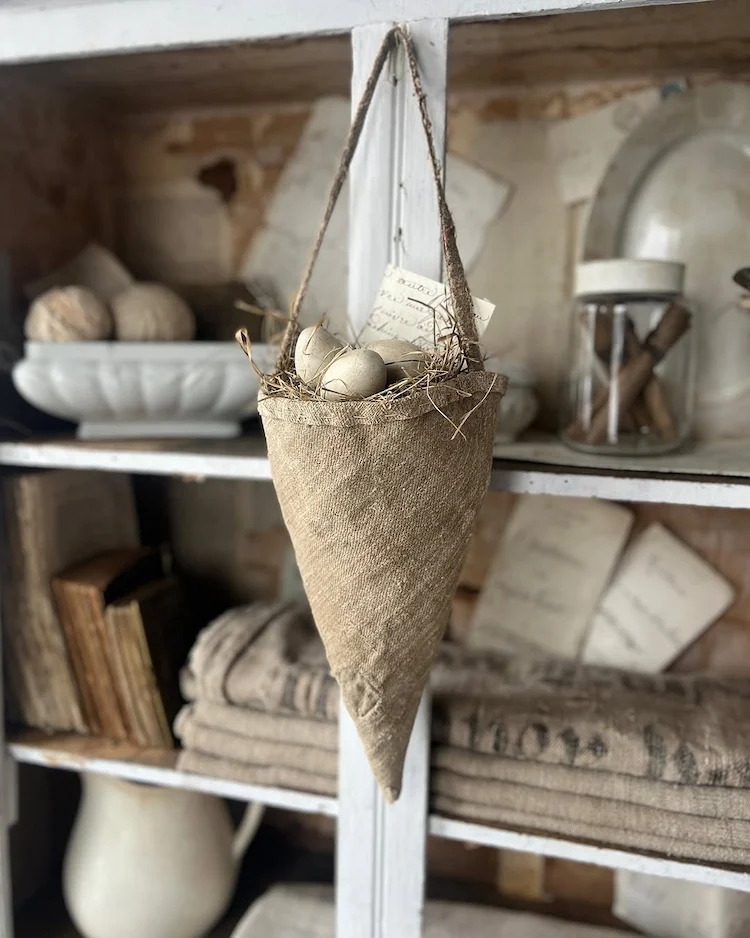 nest in stofftüte als frühlingsdeko zum aufhängen