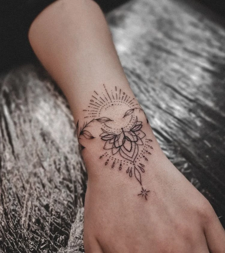 niedliches dotwork tattoo am handgelenk