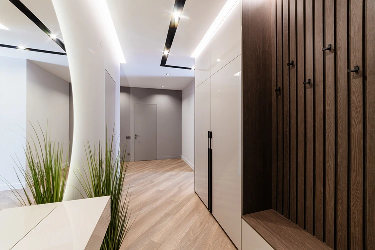 offener flur mit kleiderschrank und designbeleuchtung