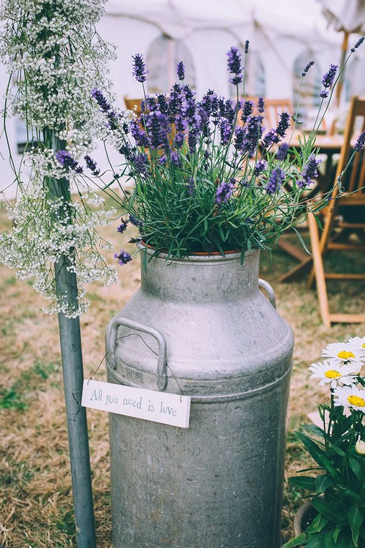 romantische gartendeko lavendel in milchkanne