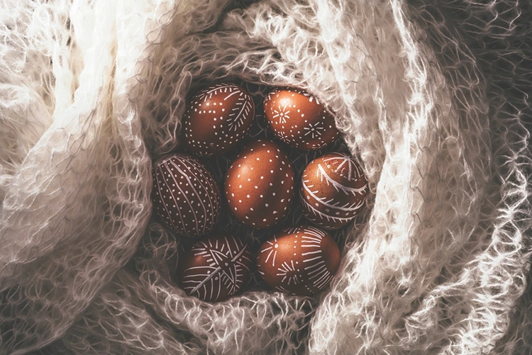 sanft gebettet in strick – bemalte eier mit boho flair