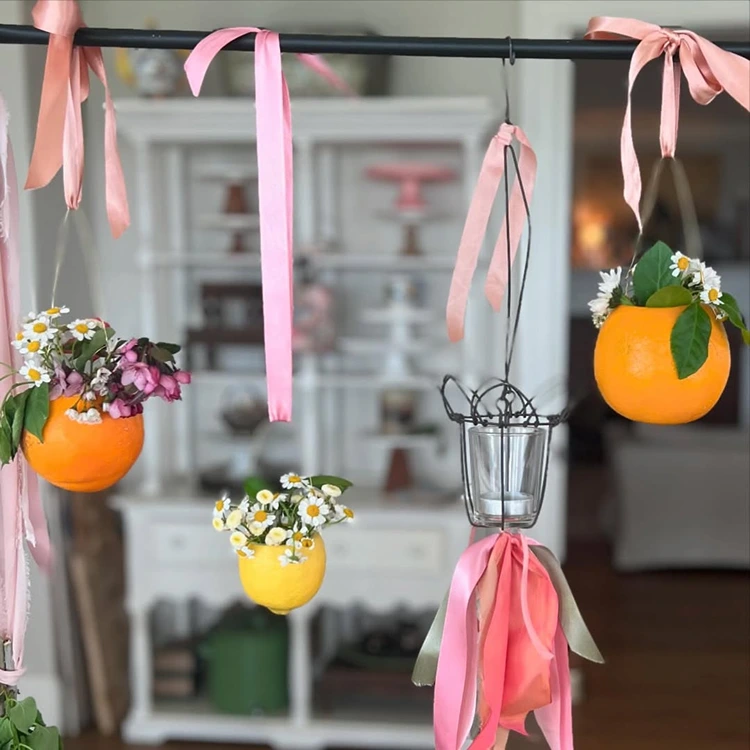 selbstgemachte hängevasen aus zitronen und orangen