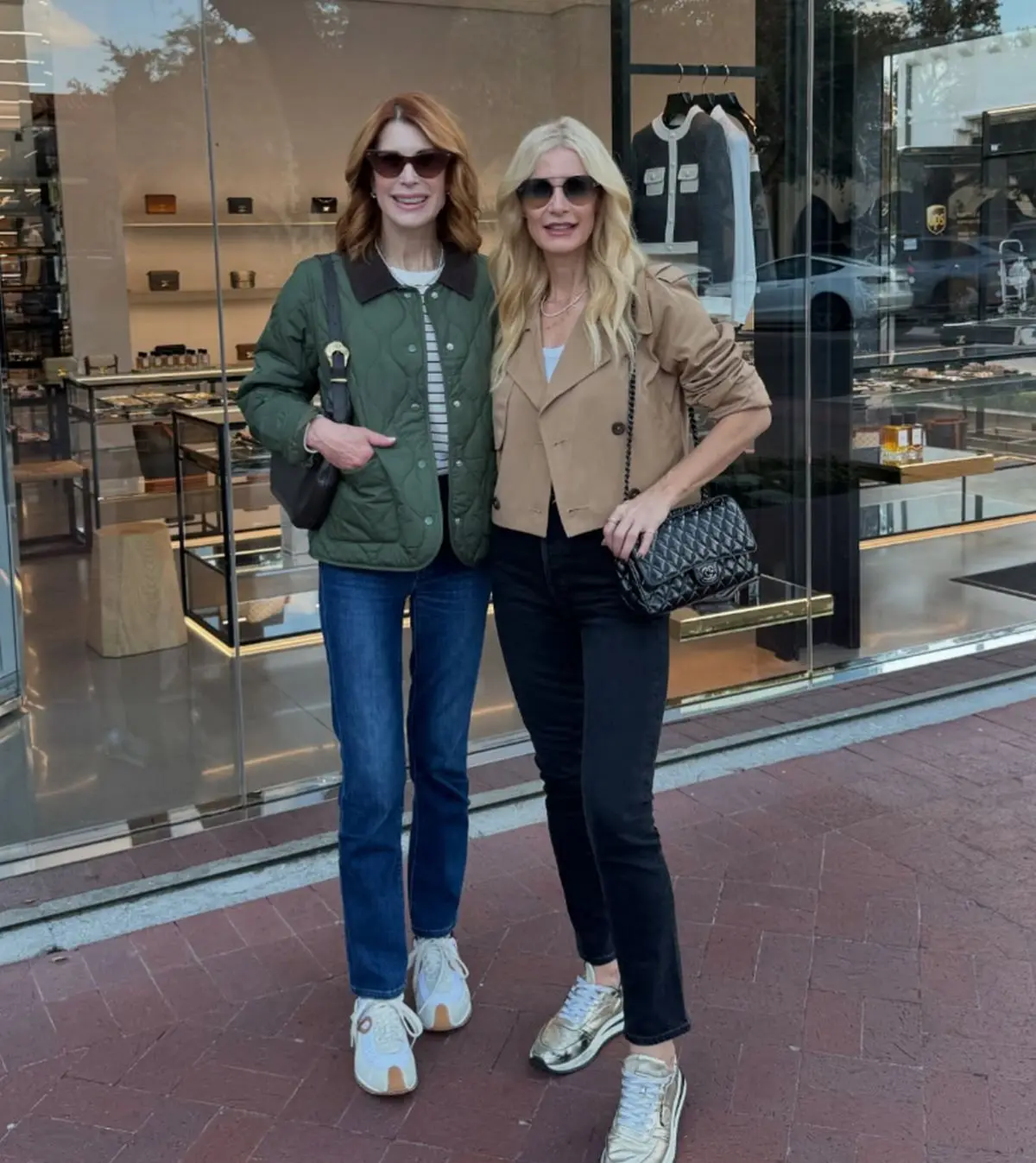 sneaker für reife frauen im frühling modelle und outfits