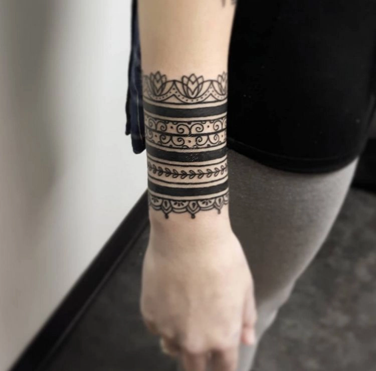 stilvolles tattoo als armreif