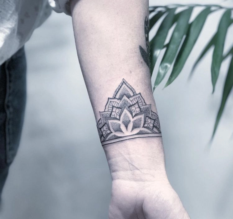 tattoo am handgelenk ideen für armband mandala tattoos für frauen