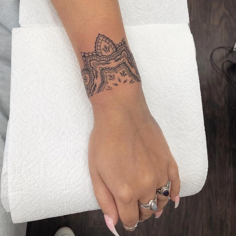 trendige tätowierung am handgelenk