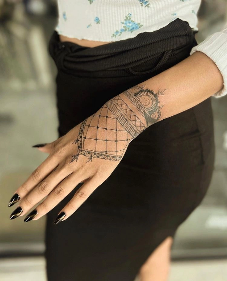trendiges armband tattoo für frauen