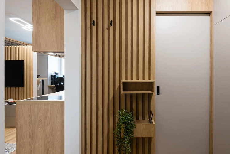 vertikale holzpaneele als flurmodul mit ablage