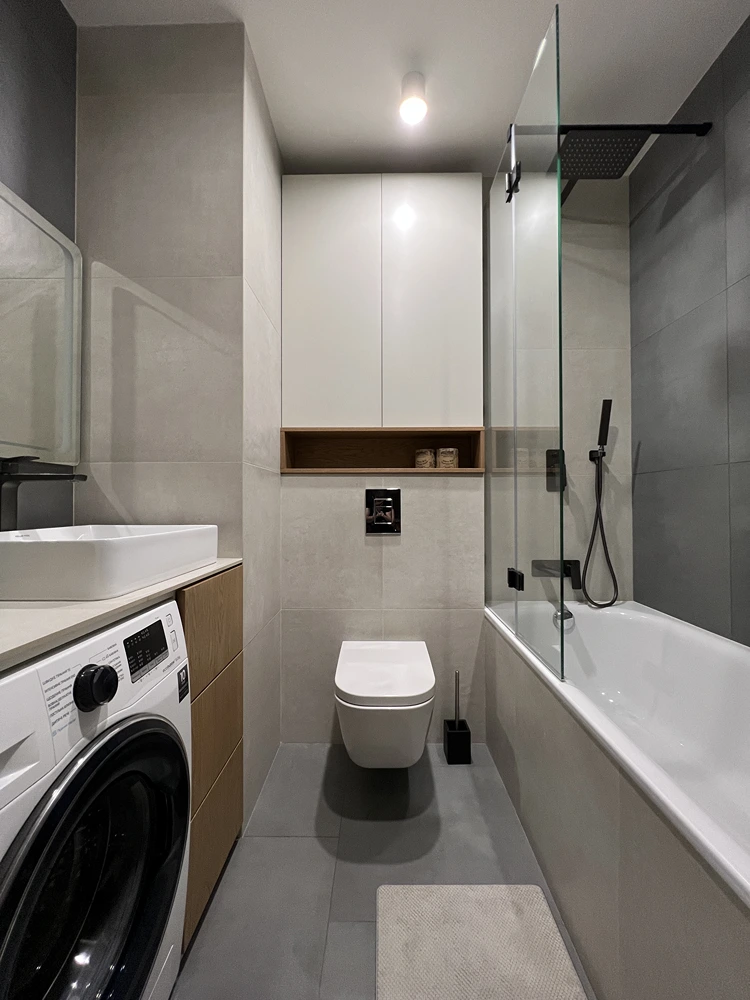 waschmaschine unter der waschtischplatte im schmalen bad